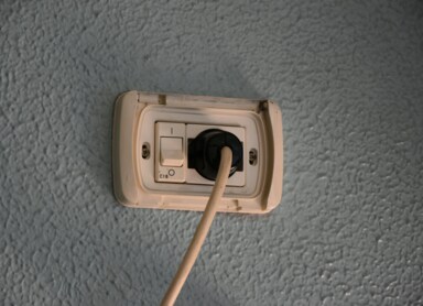 Miesięczne zużycie prądu w domu jednorodzinnym – ile wynosi i jak je obniżyć?