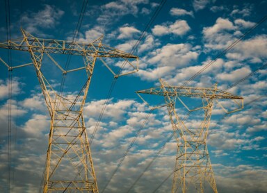 Energia elektryczna – czym jest, jak powstaje i jak z niej korzystamy?