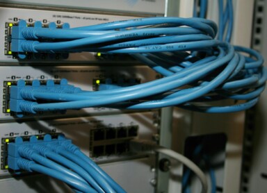 Opłata sieciowa zmienna całodobowa – co to jest i jak wpływa na rachunki za prąd?