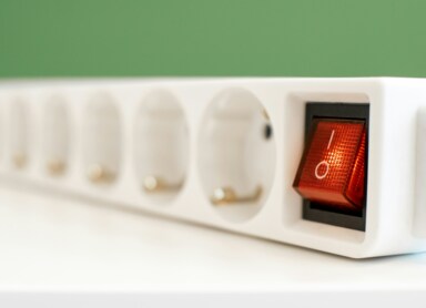 Czy przedłużacz pobiera prąd? Dowiedz się!